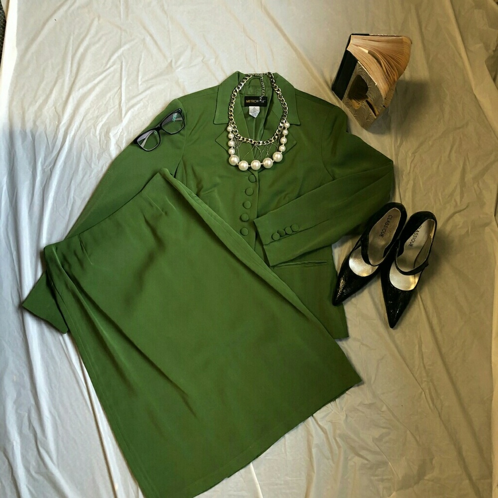 MetroStyle Women's Two Piece Green Suit Size 6 - Picture 3 of 4